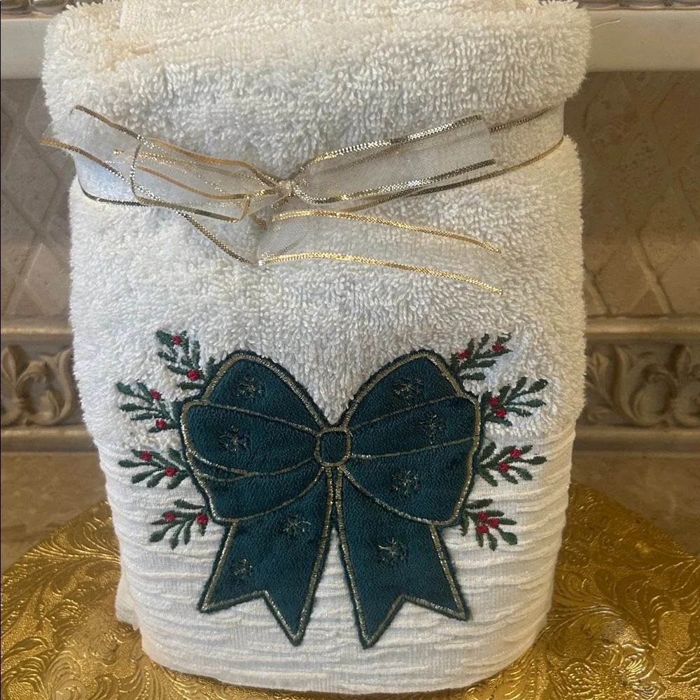 NWT Set of Two Festive Hand Towels with Green Bow Embroidery